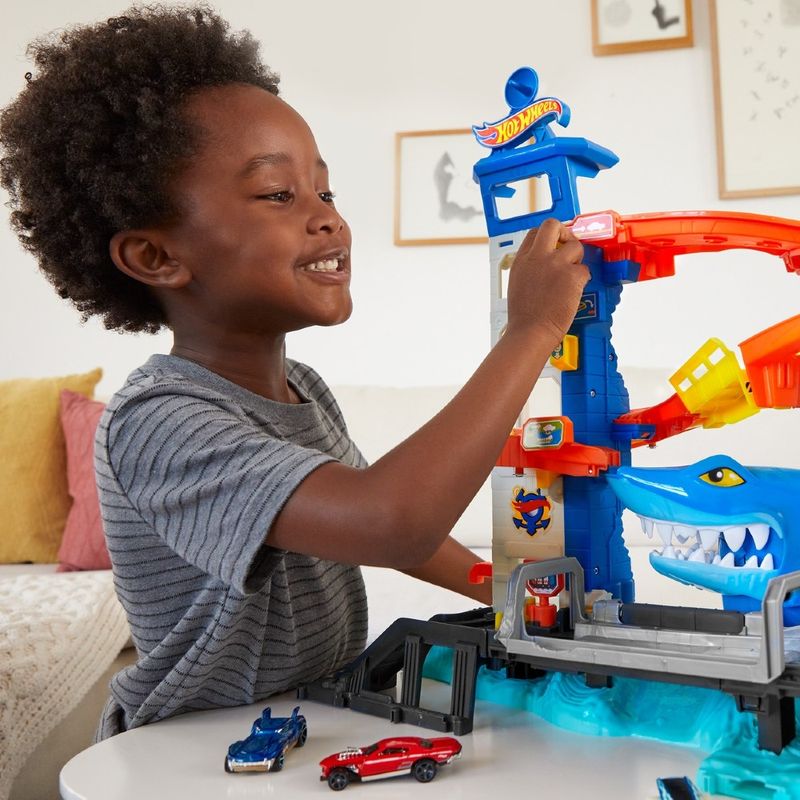 Hot-Wheels-Ataque-na-Cidade-Tubarao-Playset---Mattel